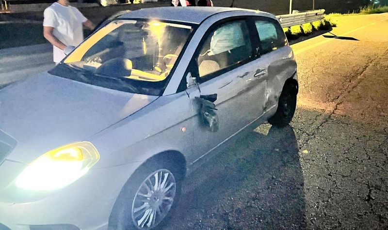 CARMAGNOLA - Incidente con pirata della strada: dopo lo schianto se ne va