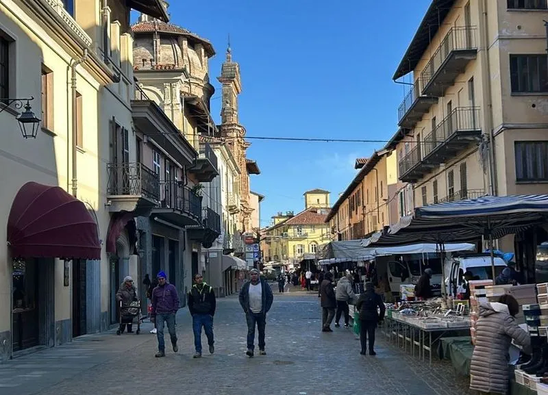 CARMAGNOLA - Lavori in via Valobra, il comitato «Vivi il centro storico» sogna una grande isola pedonale