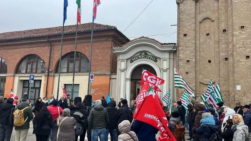 CARMAGNOLA - 180 famiglie senza assegno per la non autosufficienza: presidio davanti al municipio