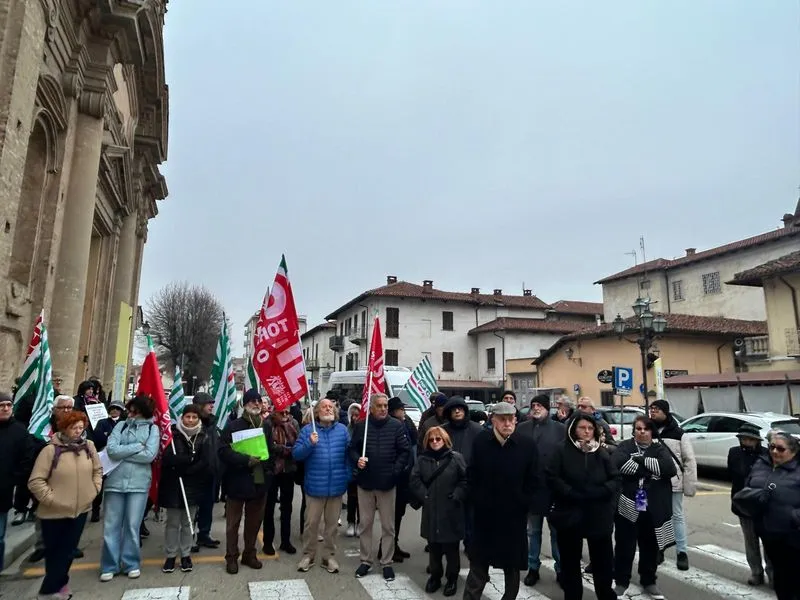 CARMAGNOLA - 180 famiglie senza assegno per la non autosufficienza: presidio davanti al municipio