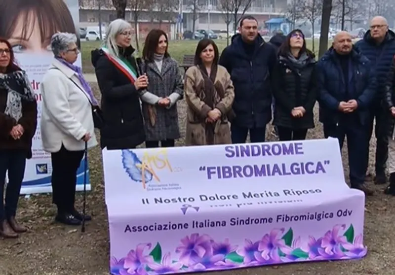 CARMAGNOLA - Inaugurata la panchina viola nei giardini di via Pellico