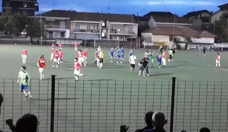 RISSA DOPO CARMAGNOLA-VOLPIANO - Portiere 13enne picchiato da un genitore, ecco cosa è successo - VIDEO