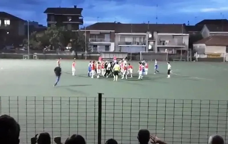 RISSA IN CAMPO - Calciatore del Carmagnola e avversario del Volpiano squalificati per un anno - VIDEO DELLA RISSA