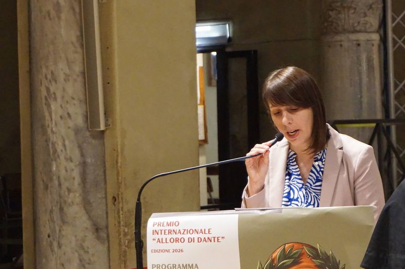 CARMAGNOLA - L'autrice Sara Giraudi premiata al concorso internazionale di poesia L'Alloro di Dante - FOTO