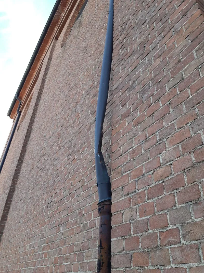 CARMAGNOLA - Ladri di rame in azione: rubate le grondaie della chiesa dei Tuninetti - FOTO