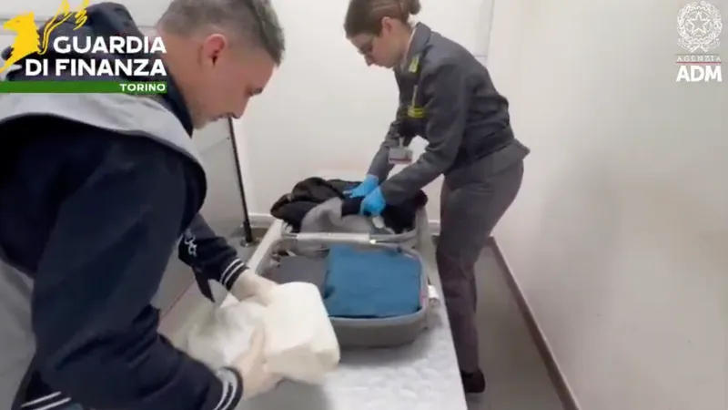 CASELLE - La Finanza intercetta e sequestra in aeroporto 4.500 farmaci: 4 denunciati - FOTO