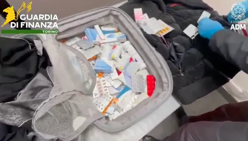 CASELLE - La Finanza intercetta e sequestra in aeroporto 4.500 farmaci: 4 denunciati - FOTO