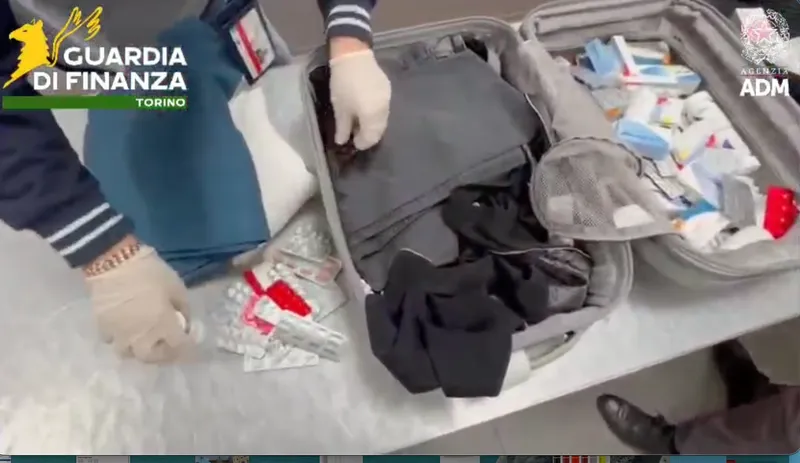 CASELLE - La Finanza intercetta e sequestra in aeroporto 4.500 farmaci: 4 denunciati - FOTO