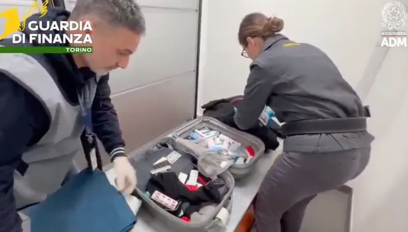 CASELLE - La Finanza intercetta e sequestra in aeroporto 4.500 farmaci: 4 denunciati - FOTO