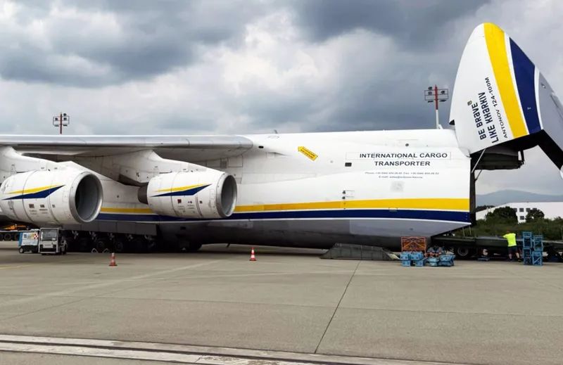 TORINO-CASELLE - A sorpresa in aeroporto è nuovamente atterrato il «Gigante dei cieli»: l'Antonov - FOTO