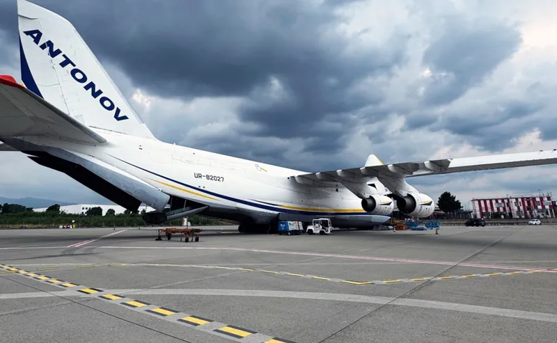 TORINO-CASELLE - A sorpresa in aeroporto è nuovamente atterrato il «Gigante dei cieli»: l'Antonov - FOTO