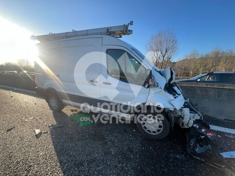 INCIDENTE IN TANGENZIALE TRA CASELLE E BORGARO - Scontro fra tre mezzi, due persone ferite - FOTO