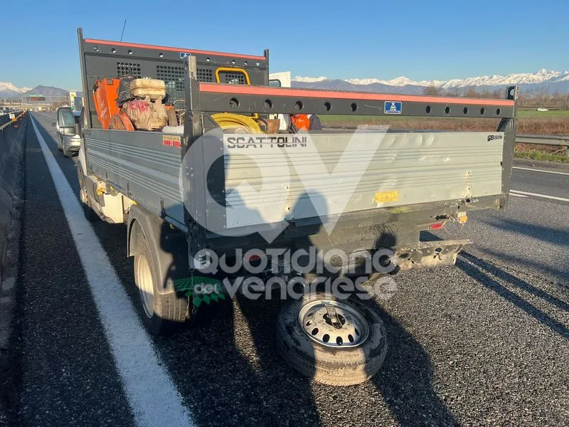 INCIDENTE IN TANGENZIALE TRA CASELLE E BORGARO - Scontro fra tre mezzi, due persone ferite - FOTO