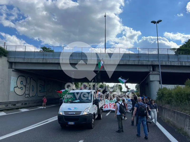 CAOS SUL RACCORDO TORINO-CASELLE - La protesta dei «Pro Pal» porta al blocco del traffico