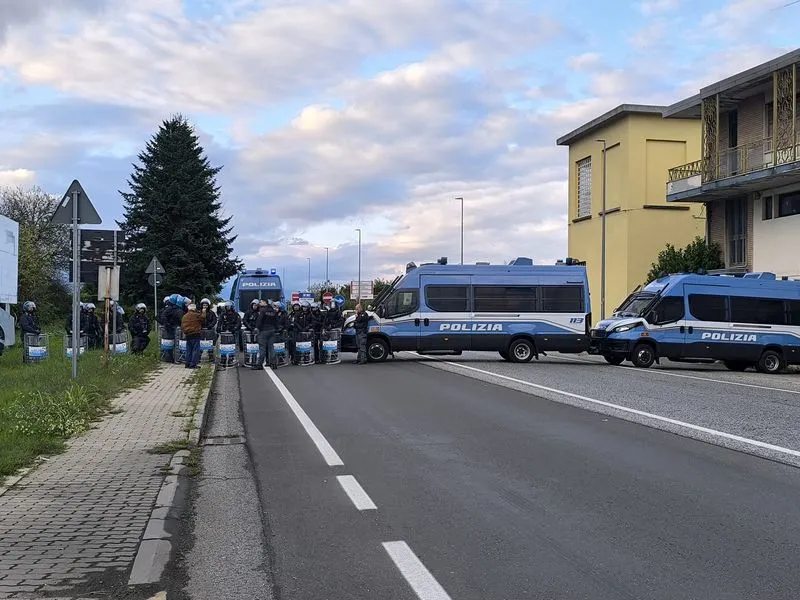 CASELLE - La manifestazione per la Palestina finisce tra scontri e l'invasione dell'aeroporto - FOTO