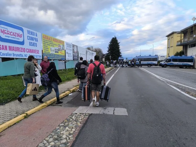 CASELLE - La manifestazione per la Palestina finisce tra scontri e l'invasione dell'aeroporto - FOTO