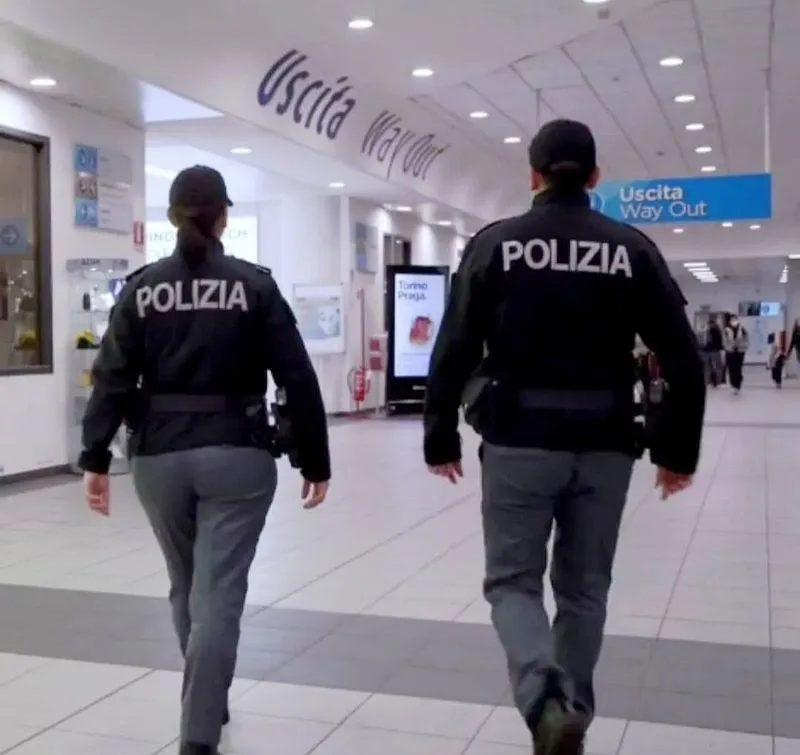 CASELLE - Occhiali, gioielli, profumi rubati nei negozi dell'aeroporto: tre denunciati dalla Polizia
