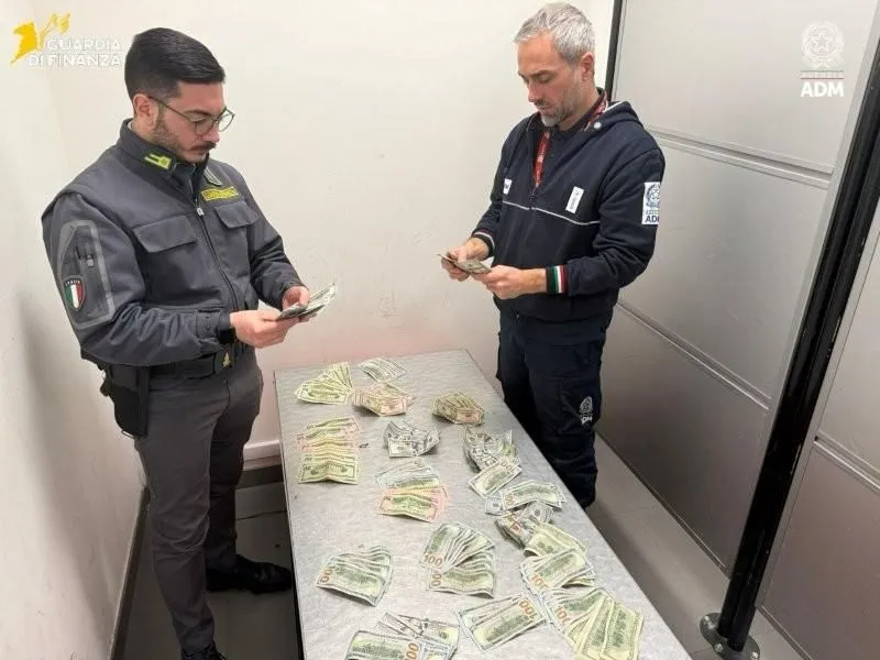 CASELLE - Dal viaggiatore con debiti con l'Erario ai 6 milioni di euro intercettati: l'attività della Guardia di Finanza aeroportuale - FOTO