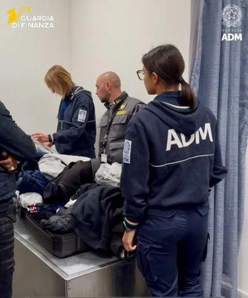 CASELLE - Dal viaggiatore con debiti con l'Erario ai 6 milioni di euro intercettati: l'attività della Guardia di Finanza aeroportuale - FOTO