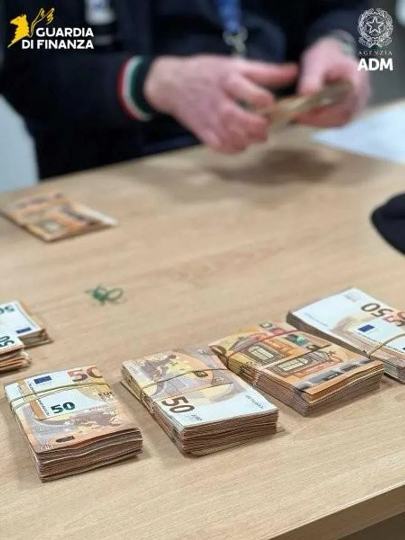 CASELLE - Dal viaggiatore con debiti con l'Erario ai 6 milioni di euro intercettati: l'attività della Guardia di Finanza aeroportuale - FOTO