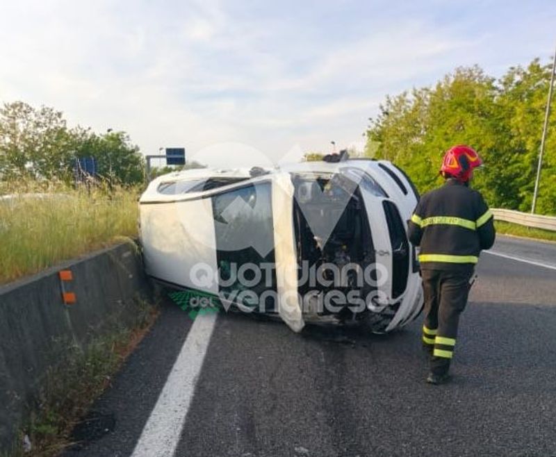INCIDENTE SUL RACCORDO TORINO-CASELLE - Scontro fra due auto, una si ribalta: sei persone ferite - FOTO