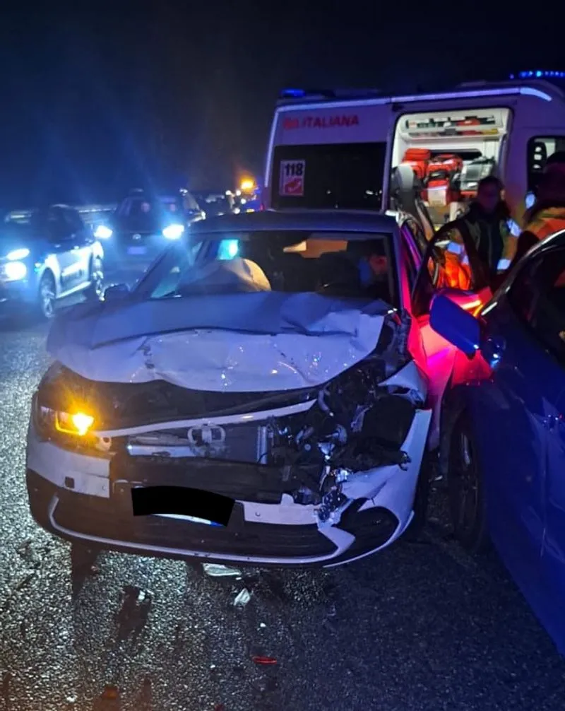 TRIPLO INCIDENTE NEL RACCORDO TORINO-CASELLE - Tre feriti, otto mezzi coinvolti e lunghissime code - FOTO