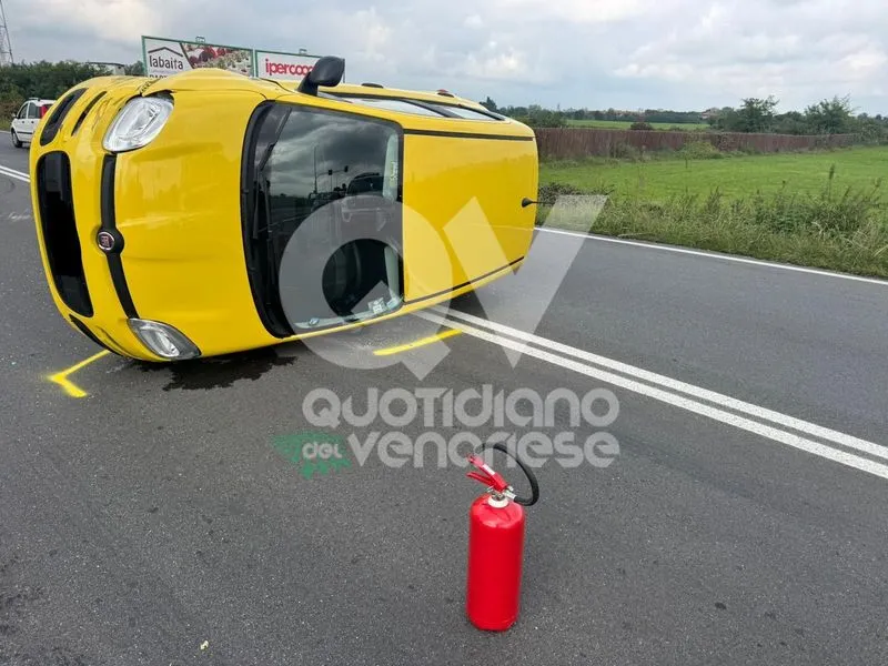 INCIDENTE A CASELLE - Scontro fra due auto, una si ribalta in via Torino: due persone ferite - FOTO