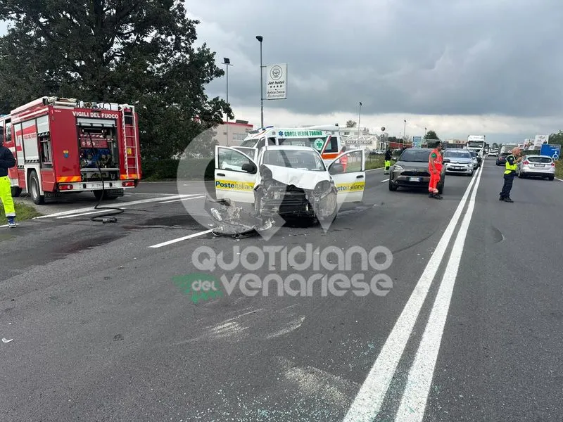 INCIDENTE A CASELLE - Scontro fra due auto, una si ribalta in via Torino: due persone ferite - FOTO