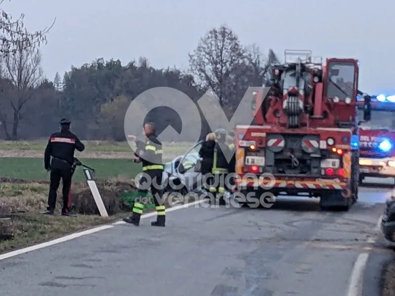 INCIDENTE MORTALE A CASELLE - Auto si ribalta nel canale: morto Davide Della Giovampaola, 55 anni - FOTO