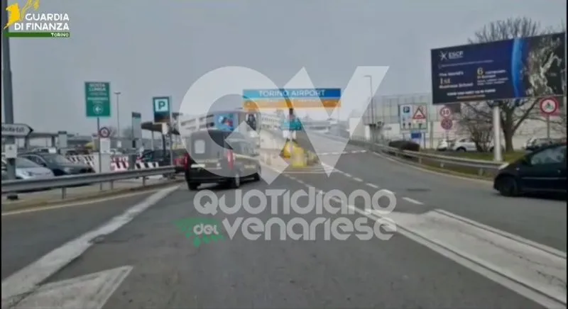 CASELLE - Aiutavano i connazionali a entrare in Italia clandestinamente: nove peruviani finiscono nei guai