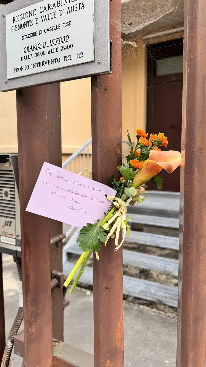 CASELLE - Un fiore davanti alla caserma dei Carabinieri in ricordo dei militari morti a Castel d'Azzano