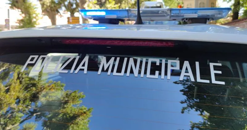 CASELLE - Agente della polizia locale denunciato: aveva cambiato temporaneamente lavoro ma andava in giro con la pistola