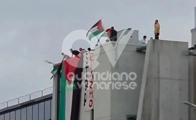 CASELLE - Attivisti pro Palestina manifestano sul tetto dello stabilimento Leonardo