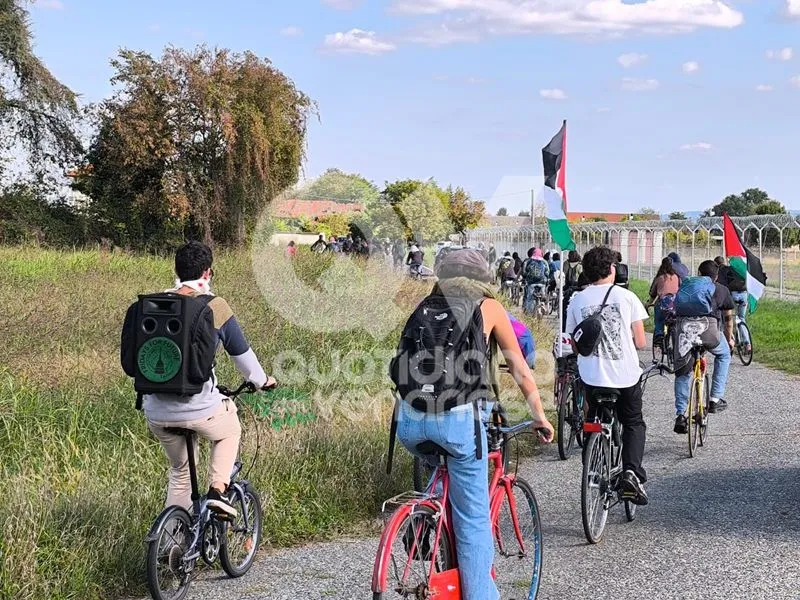 CASELLE - Nuova protesta «Pro Pal»: attivisti entrano in aeroporto - FOTO