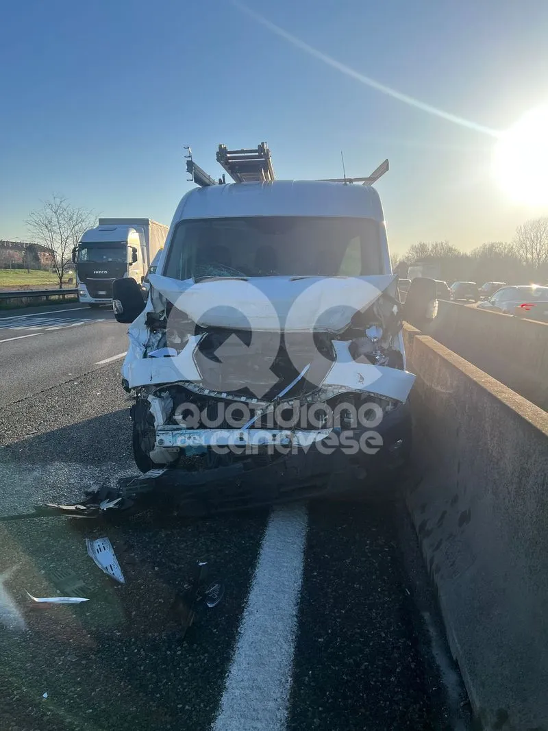 CASELLE-BORGARO - Scontro in tangenziale, tre veicoli coinvolti e due persone ferite: traffico in tilt - FOTO