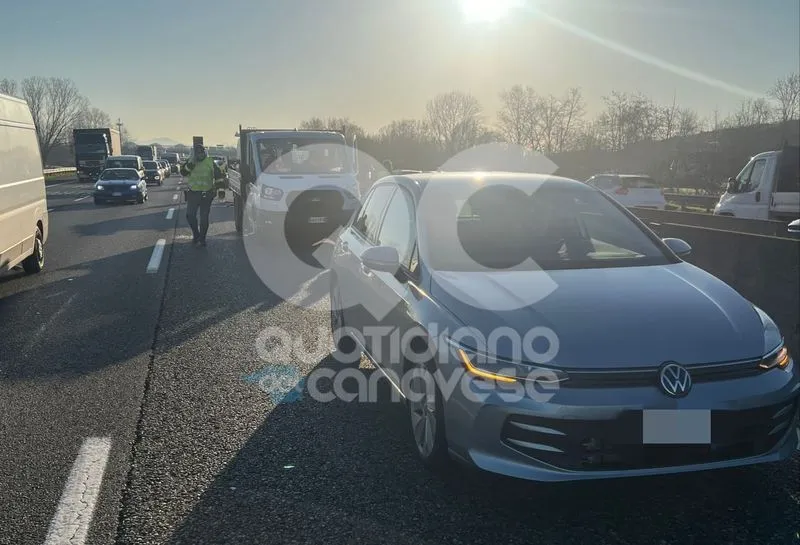 CASELLE-BORGARO - Scontro in tangenziale, tre veicoli coinvolti e due persone ferite: traffico in tilt - FOTO