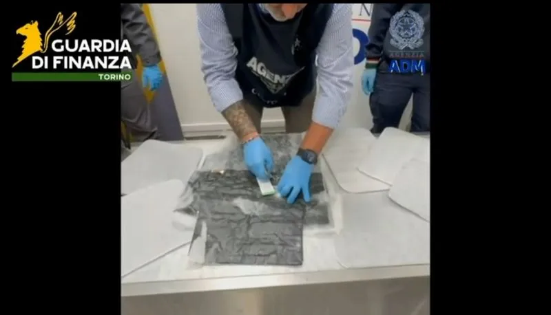 TORINO-CASELLE - In valigia quasi 9 chili di droga: «corriere» arrestato dalla Guardia di Finanza