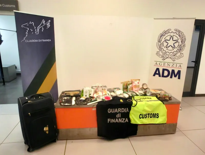 TORINO-CASELLE - 16 chili di droga nascosti in una valigia e in alcune borse: donna arrestata - FOTO E VIDEO