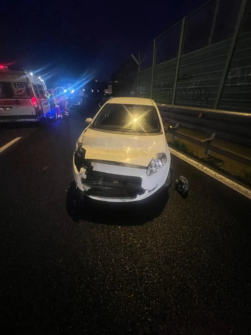 INCIDENTE IN TANGENZIALE - Scontro fra due auto allo svincolo: due feriti - FOTO