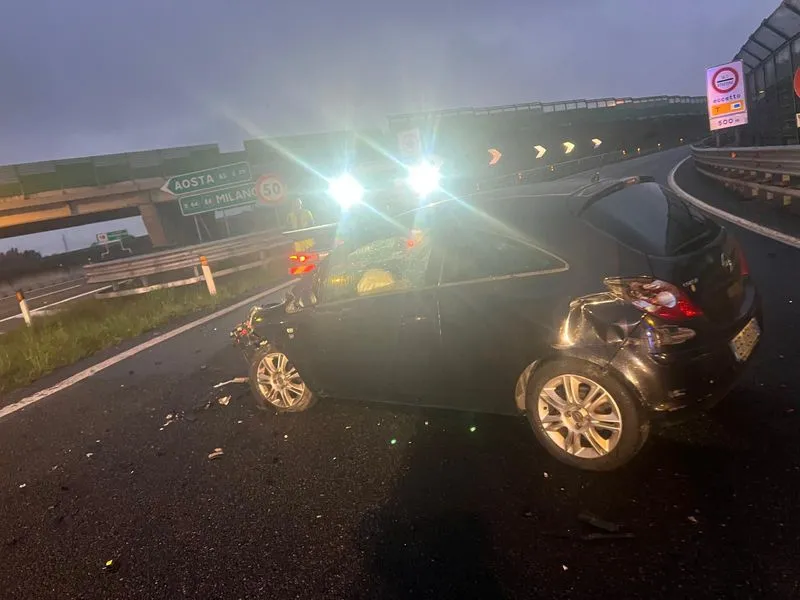 INCIDENTE IN TANGENZIALE - Scontro fra due auto allo svincolo: due feriti - FOTO