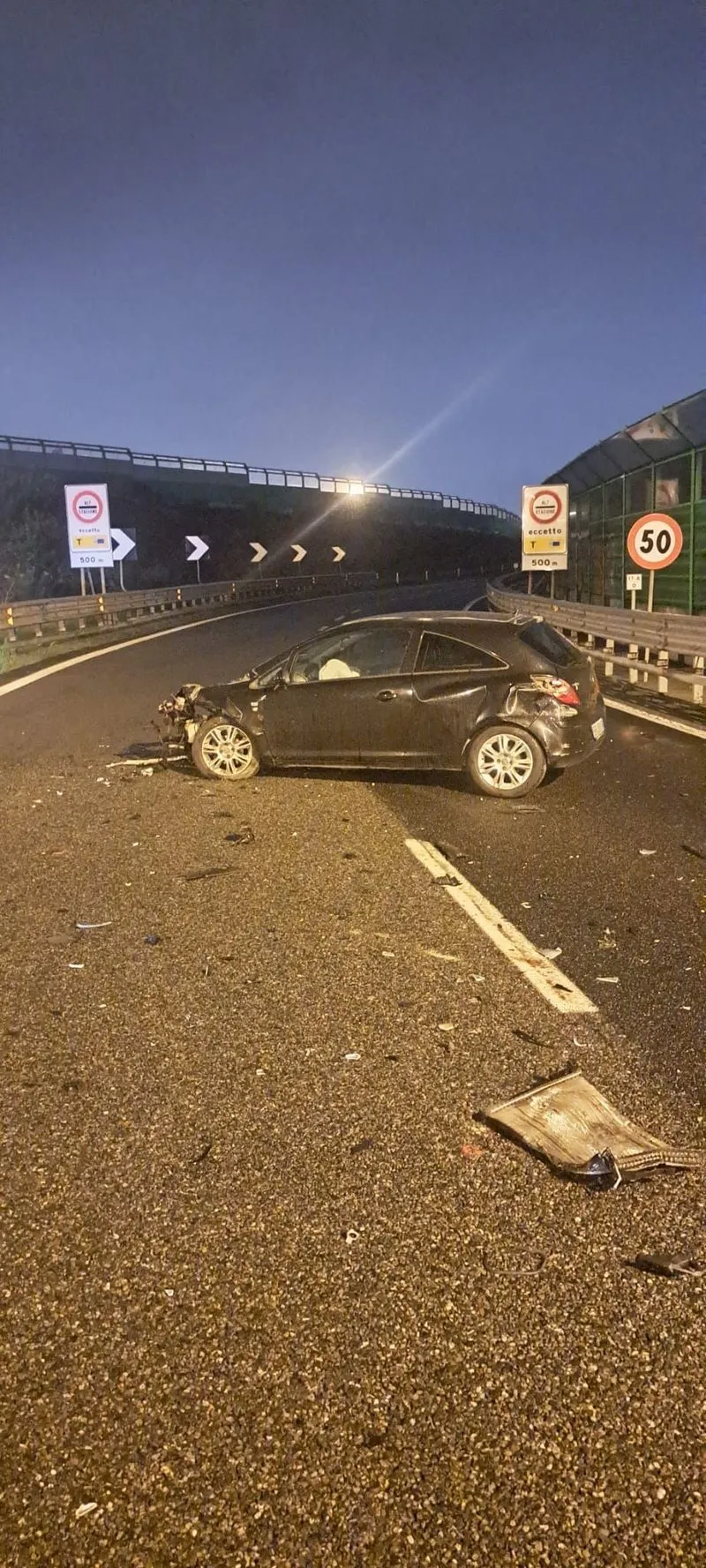 INCIDENTE IN TANGENZIALE - Scontro fra due auto allo svincolo: due feriti - FOTO