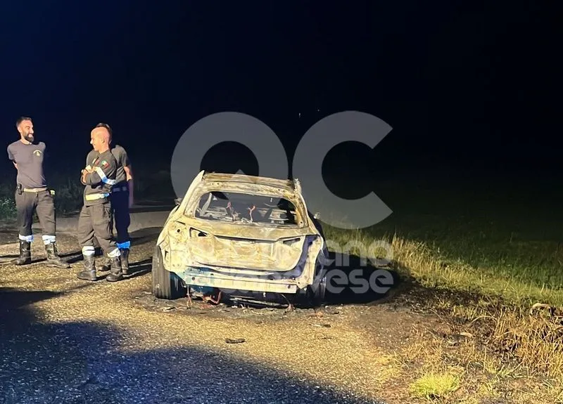 CASTELLAMONTE - Mercedes ibrida prende fuoco durante la marcia, paura a Sant'Antonio - FOTO