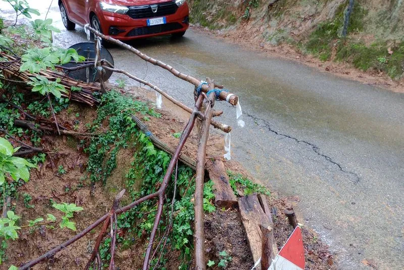 CASTELLAMONTE - Le strade «mangiate» dal maltempo fanno paura, appello dei residenti: «Non dimenticatevi di noi» - FOTO