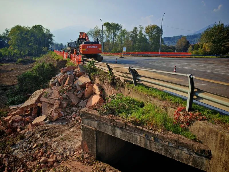 CASTELLAMONTE - Dopo tanti anni di attesa sono partiti i lavori per la rotonda all'ingresso di Spineto - FOTO