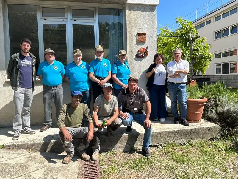 CASTELLAMONTE - Sindaco, assessore, maestre e studenti ringraziano gli Alpini dell'orto scolastico - FOTO