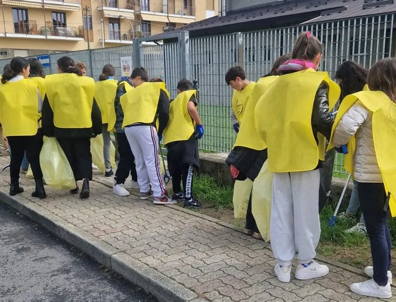 CASTELLAMONTE - Gli studenti della scuola media ripuliscono la città dalla spazzatura abbandonata - FOTO