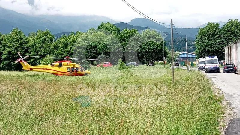 CASTELLAMONTE - Il trattore lo travolge mentre è al lavoro in un terreno: agricoltore elitrasportato al Cto - FOTO
