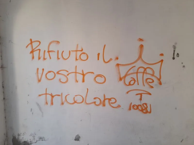 CASTELLAMONTE - Tornano a colpire i vandali: imbrattato il muro del portico di via Caneva - FOTO