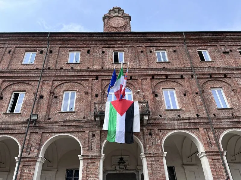 CHIVASSO - Esposta la bandiera della Palestina dal municipio