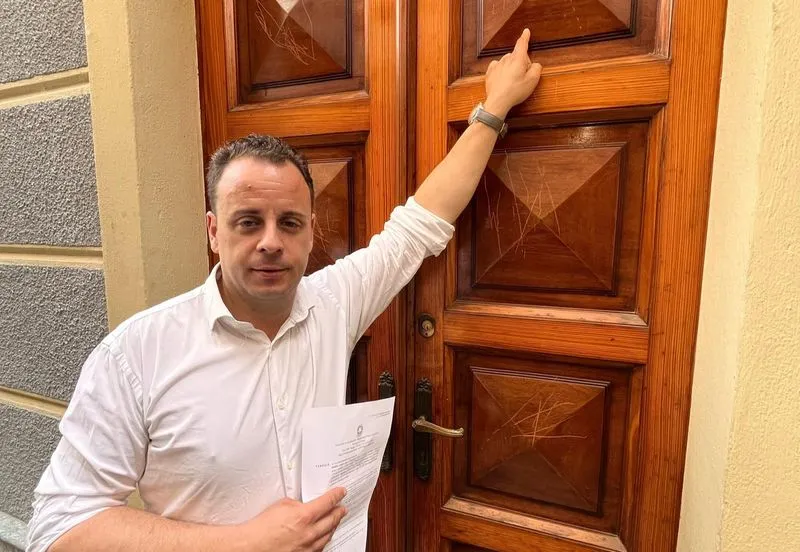 CHIVASSO - «Ebreo infame»: frase shock incisa sul portone di casa del consigliere comunale Doria